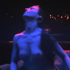 Голая Mikey Madison