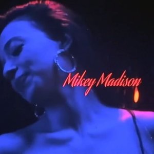 Голая Mikey Madison