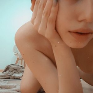 Голая Ruth Lee