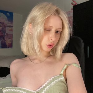 Голая Zira Merz