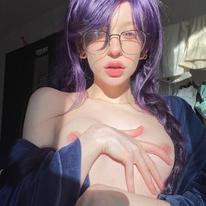 Голая Zira Merz