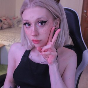 Голая Zira Merz