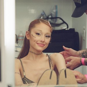 Голая Ариана Гранде