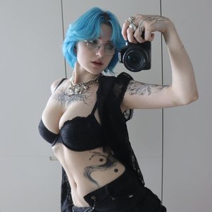 Голая Lyra Crow