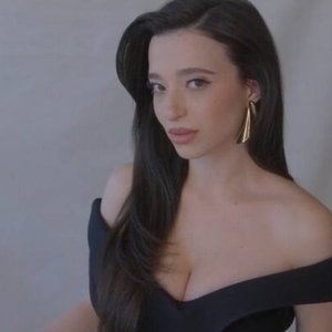 Голая Mikey Madison
