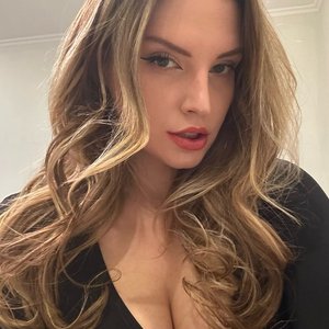 Голая Клубничка Лиза