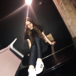 Голая Милана Бру