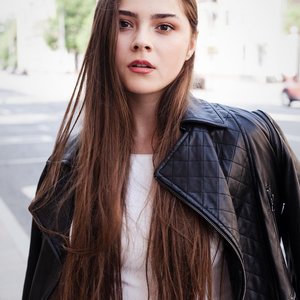 Голая Милана Бру