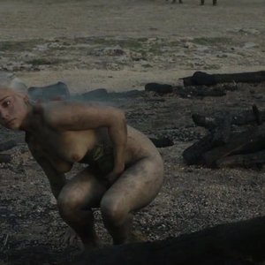Голая Эмилия Кларк