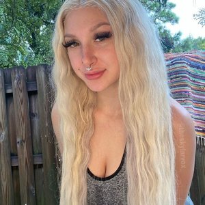 Голая Skylar Vox