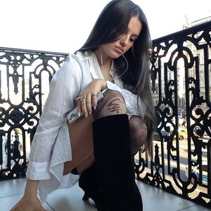 Голая Каечка