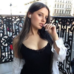 Голая Каечка
