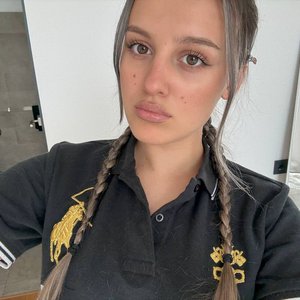 Голая Каечка