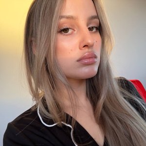 Голая Каечка
