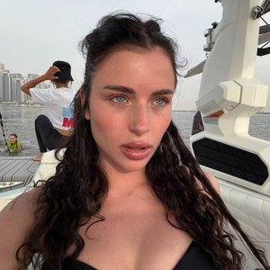 Голая Адель Вейгель