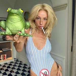 Голая Настя Ивлеева