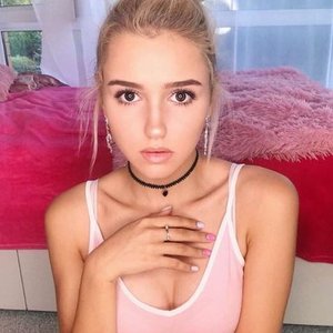 Голая Ева Миллер