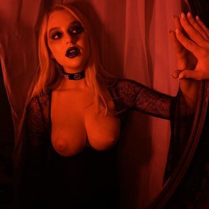 Голая Blake Blossom