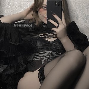 Голая Kewweol