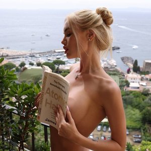 Голая Оля Абрамович