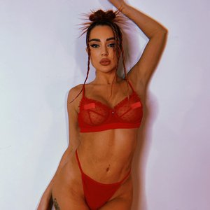Голая Виолетта Чиковани