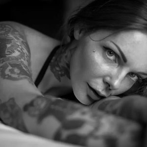 Голая Riae