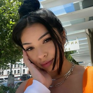 Голая Aishah Sofey