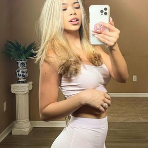 Голая Aishah Sofey