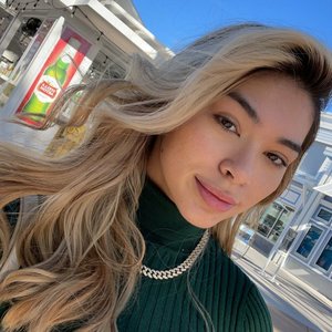 Голая Aishah Sofey