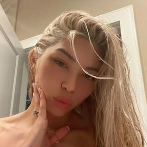 Голая Aishah Sofey