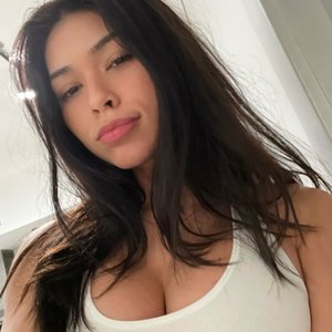 Голая Aishah Sofey
