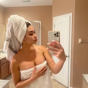 Голая Aishah Sofey