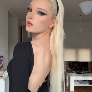 Голая Esenia Barbie