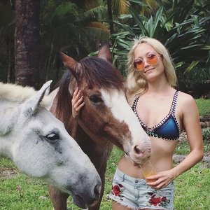 Голая Pom Klementieff