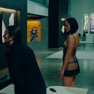 Голая Pom Klementieff