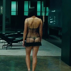 Голая Pom Klementieff