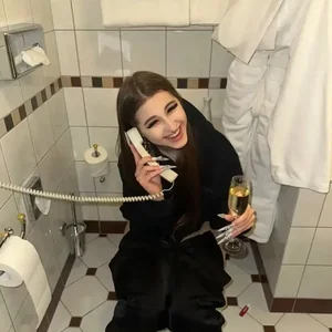 Голая Аня Мур