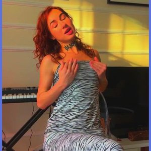 Голая Curly Polly