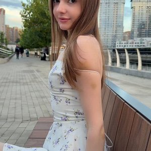 Голая Maya Solar