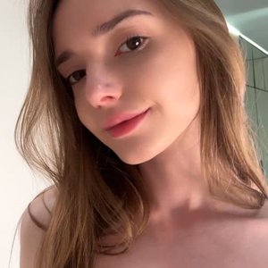 Голая Maya Solar