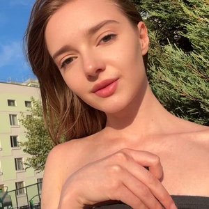 Голая Maya Solar