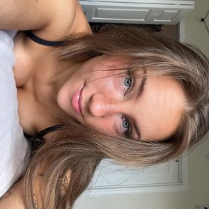 Голая Asissska