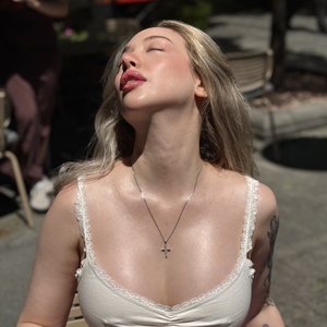 Голая Luna Bognya