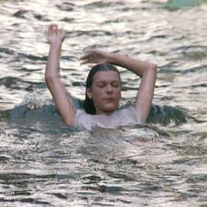 Голая Милла Йовович