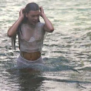 Голая Милла Йовович