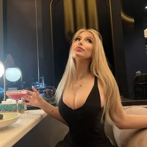 Голая Polina Li
