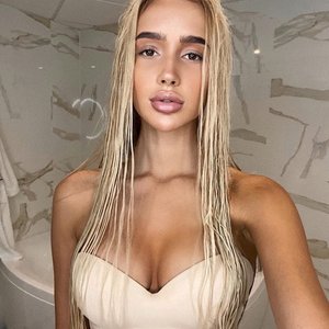 Голая Саша Дони