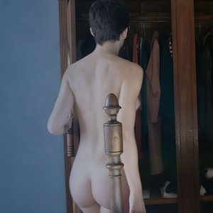 Голая Урсула Корберо