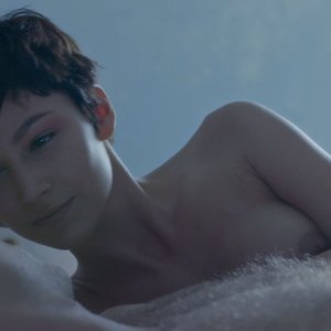 Голая Урсула Корберо